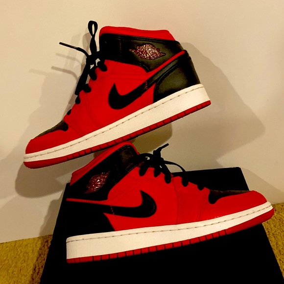 Big kids air jodan 1 mid GS. - Picture 2 of 5